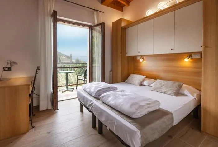 雷贝酒店 3* 布雷佐内加尔达